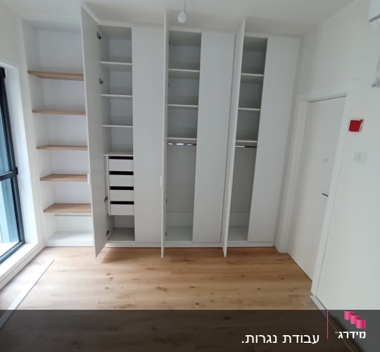 ארון בגדים פתוח עם מדפים ומגירות
